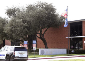 Scharfschütze schießt auf Häftlinge in US-Einwanderungsbehörde in Dallas – zwei Tote