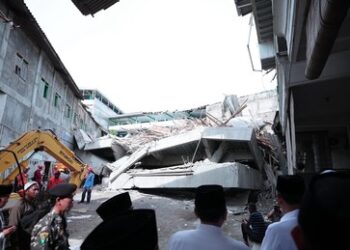 Schule in Indonesien eingestürzt: 65 Schüler unter Trümmern begraben