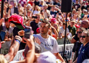 Spekulationen nach dem Tod von Trump-Unterstützer Kirk – Täter weiterhin unbekannt