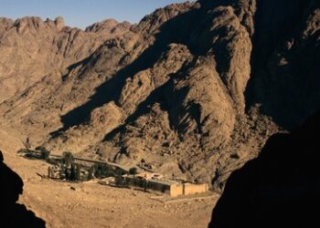 Streit um biblischen Boden: Ältestes Kloster der Welt droht deutschem Luxushotel zu weichen