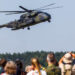 Tag der offenen Tür bei der Bundeswehr: Soldat stürzt bei Flugschau aus Hubschrauber