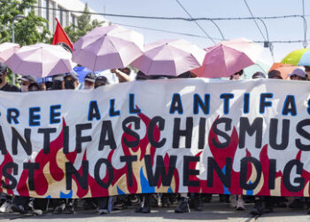 Viktor Orbán: Ungarn stuft Antifa als terroristische Organisation ein