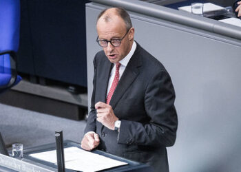"Er sabotiert, er mordet" – Merz attackiert im Bundestag den russischen Präsidenten