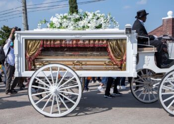 "Spiegel" ätzt gegen Trauerfeier für Charlie Kirk und vergisst, wie er den Floyd-Abschied feierte