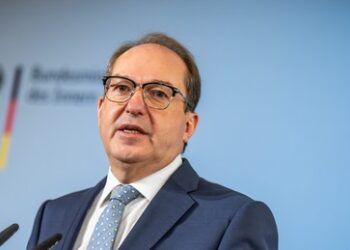 Dobrindt will Schüler auf Krieg vorbereiten