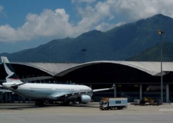 Hongkong: Boeing rutscht nach Landung ins Meer – zwei Tote