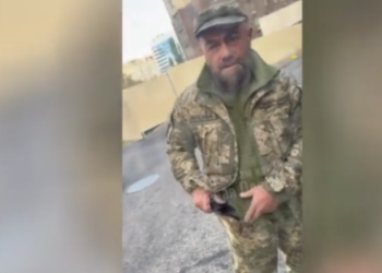 Kiew: Berüchtigter Bandenchef setzt zusammen mit der Polizei die Wehrpflicht durch (VIDEO)
