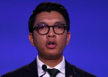 Nach Unruhen: Madagaskars Präsident verlässt Land in französischem Militärflugzeug