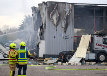 Nordrhein-Westfalen: Flüssiggas-Transporter explodiert auf Tankstellengelände – mehrere Verletzte