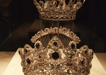 Raubüberfall im Louvre: Drei Täter auf der Flucht – Napoleons Juwelen gestohlen