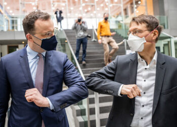 "Vollzugsmöglichkeiten oder Bußgeld" – Interne Emails der "AG Impfpflicht" freigeklagt