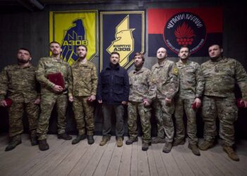 Auszeichnungen verliehen: Selenskij zu Besuch bei Einheiten ukrainischer Neonazis (VIDEOS)