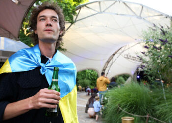 Deutsche Städte werden Ziel junger Ukrainer: Flucht vor dem Selenskij-Regime