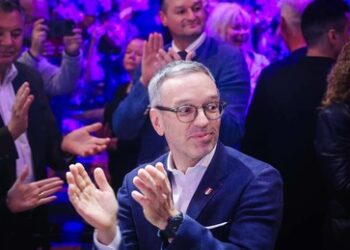 FPÖ erreicht Rekordwert von 42 Prozent