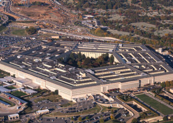 Hegseth bringt das Schild "Kriegsministerium" am Pentagon-Gebäude an