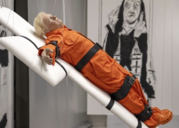 Umstrittene Skulptur eines gekreuzigten Donald Trump wird in der Schweiz gezeigt