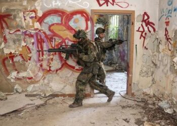 Wachbataillon der Bundeswehr spielt Krieg mitten in Berlin