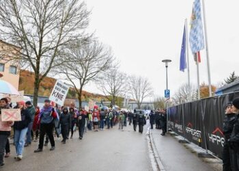 Bayerische AfD gründet Jugendorganisation – Proteste der konkurrierenden politischen Jugendverbände