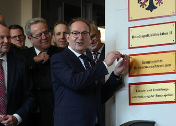 Berlin: BMI-Minister Dobrindt eröffnet "Drohnenabwehrzentrum"