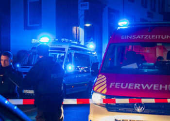 Gießen: Autofahrer rast in Bushaltestelle bei Weihnachtsmarkt – mehrere Verletzte