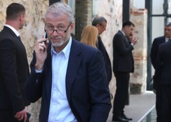 Großbritannien drängt Abramowitsch zur Freigabe der Chelsea-Mittel für die Ukraine