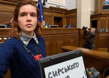 Handgreiflichkeiten im ukrainischen Parlament: Abgeordnete Besuglaja fordert Rücktritt von Syrski