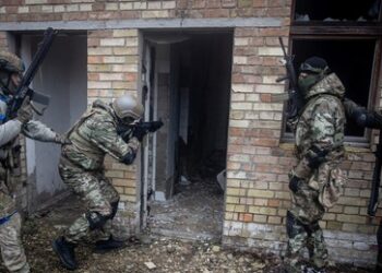 Kiew: Geheimdienst-Mitarbeiter und Soldaten kämpfen mit Waffen um ein Klinikgelände