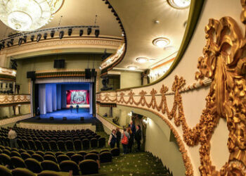 Mariupol feiert die Kultur: Theater nach Zerstörung durch Neonazis wiedereröffnet