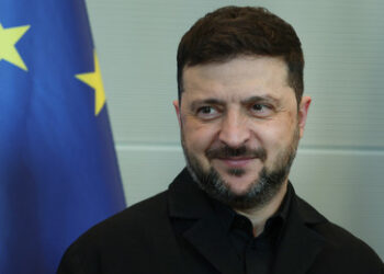 Selenskij verlangt Geld: Ukraine kann sich 800.000 Mann starke Armee nicht leisten