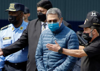 Trump begnadigt verurteilten Ex-Präsidenten von Honduras, verschärft aber Konfrontation mit Maduro