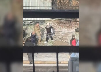 Ukraine: Militärrekrutierer setzt Pfefferspray gegen Frau mit Kind ein (VIDEO)