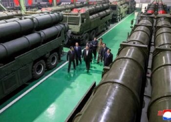 "Wichtigste Angriffswaffe": Kim Jong-un inspiziert Fabrik für neue Raketenstartrampen