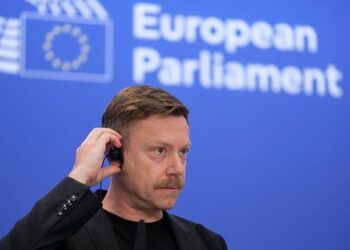 Linken-EU-Politiker Schirdewan treu an der Seite von Hammerbanden-Mitglied Simeon 'Maja' T