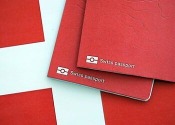 Schweizer Reisepass gehört erstmals zur Weltelite: Roter Pass mit weißem Kreuz auf Rang drei