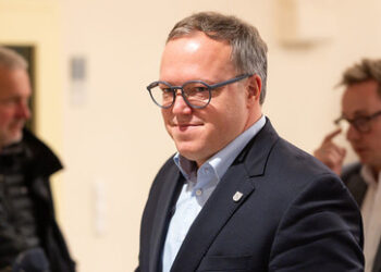 Wikipedia-Einträge kopiert - Thüringens Ministerpräsident Voigt verliert Doktortitel