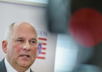 Hessens Innenminister will Abschiebungen durch Handyüberwachung erleichtern