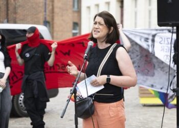 Linke-Justizministerin sorgt per WhatsApp für Skandal – Urlaub mit Sohn trotz Schulpflicht