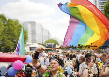 Regenbogentreppen und Deutschlandfarben: Der Kampf um den öffentlichen Raum