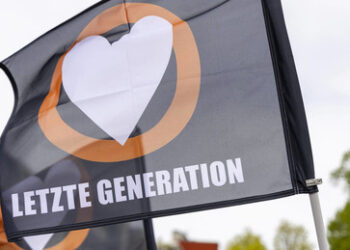 Sie sind zurück: Klimakleber blockieren Berliner Stadtautobahn