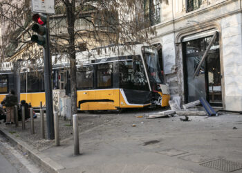Tram entgleist in Mailand: Ein Toter, mindestens 39 Verletzte