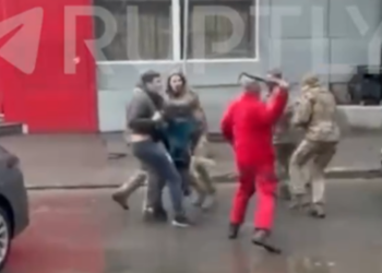 Ukrainer wehren sich mit Brechstangen und Tränengas gegen Zwangsrekrutierung (VIDEOS)