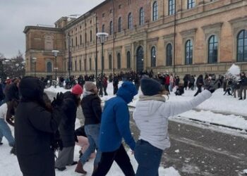 Winterfreuden: Riesen-Schneeballschlacht in München