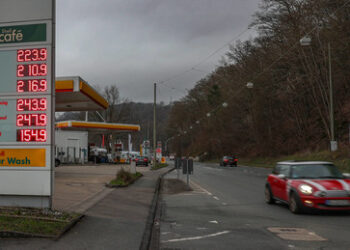 Ärger an der Zapfsäule: Wer macht den Benzinpreis?