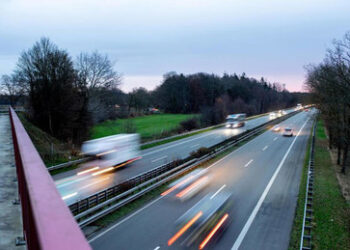 Dieselpreis kratzt in Deutschland am Allzeithoch – IEA regt Tempolimits und Fahrverbote an