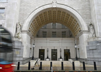 MI5 zahlt Entschädigung an Frau, die von Neonazi-Informant missbraucht wurde