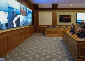 Spektakuläre Schau für Kim und seine Tochter: DVRK-Zerstörer feuert im Testmodus Raketen ab