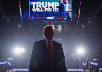 Umleitung von Geldern: Trump wirft Kiew Einmischung in Präsidentschaftswahlkampf 2024 vor