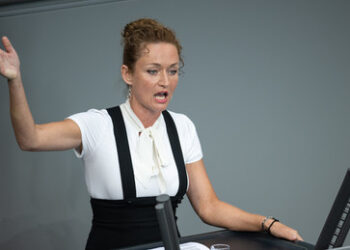 "Katzbuckelei": Vorstandsmitglied Zaklin Nastic verlässt BSW und lobt Chrupalla