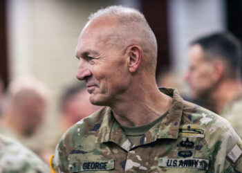 Warum feuerte Hegseth mitten im Krieg Top-Generäle?