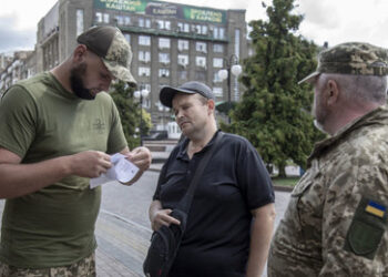 Zwei Militärrekrutierer in der Ukraine niedergestochen